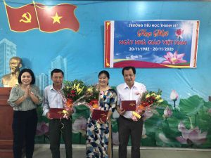 Đồng chí Nguyễn Thị Tuyết Mai chúc mừng các Thầy Cô được nhận  Kỷ niệm chương Vì sự nghiệp giáo dục .