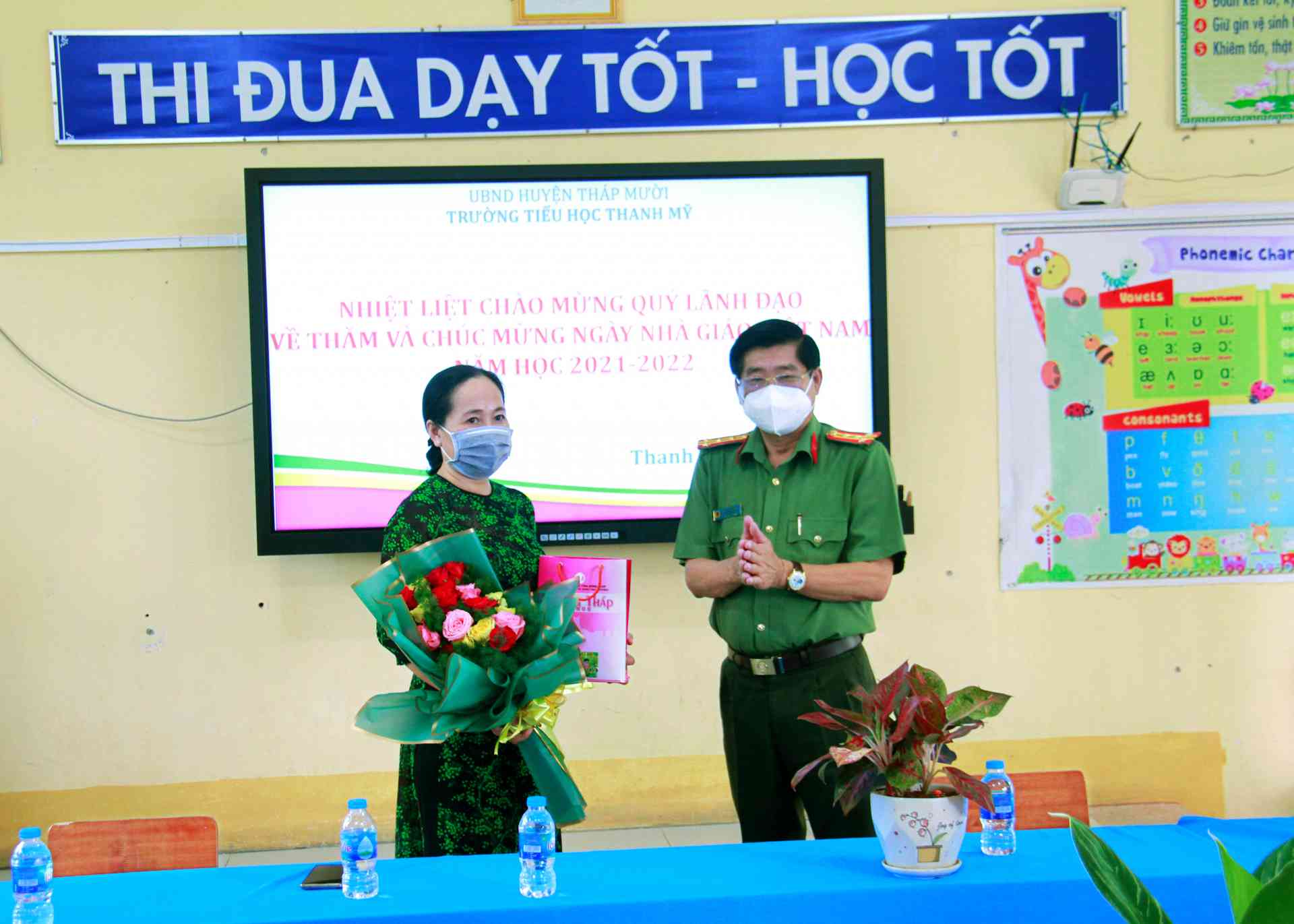 Đồng chí Nguyễn Văn Hiểu thay mặt Ban Thường vụ Tỉnh tặng hoa và quà lưu niệm cho nhà trường