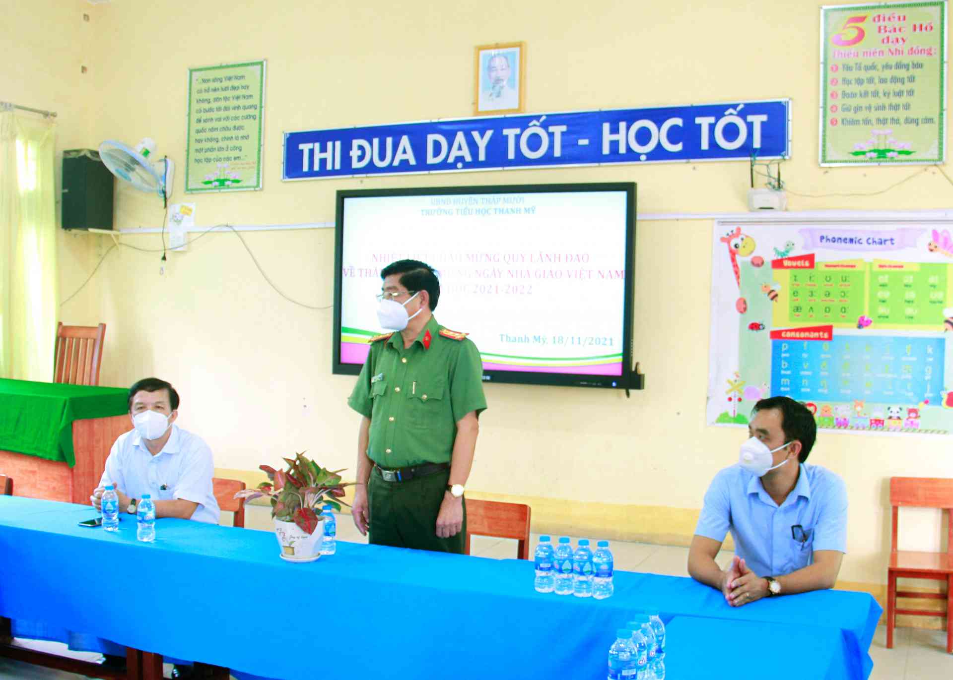 Đồng chí Nguyễn Văn Hiểu chúc mừng tập thể giáo viên, nhân viên nhà trường.