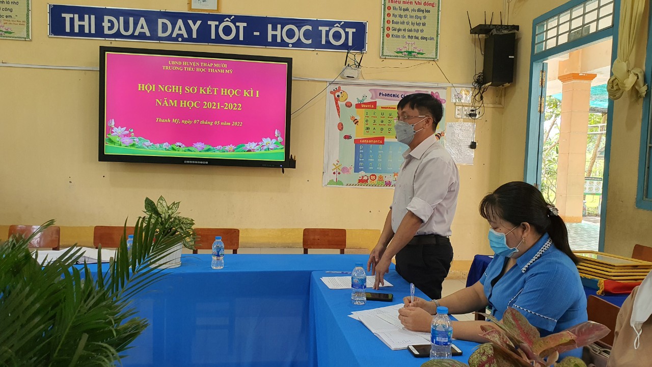 Thầy Bùi Văn Hồng GVCN lớp 1/1 tham gia phát biểu