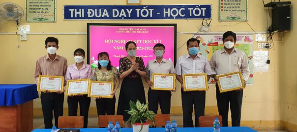 Cô Võ Hồng Hằng Hiệu trưởng nhà trường  chúc mừng các Thầy cô có thành tích xuất sắc.