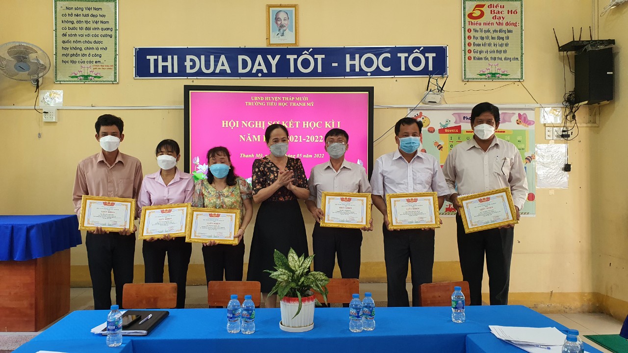 Cô Võ Hồng Hằng Hiệu trưởng nhà trường chúc mừng các Thầy cô có thành tích xuất sắc.