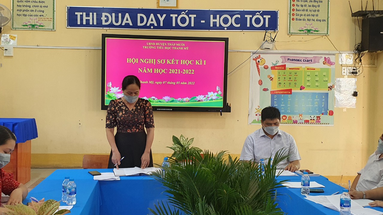 Cô Võ Hồng Hằng-Hiệu trưởng nhà trường phát biểu tổng kết hội nghị