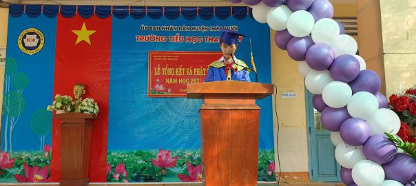 Em Phạm Nguyễn Thanh Thảo đại diện học sinh cuối cấp phát biểu