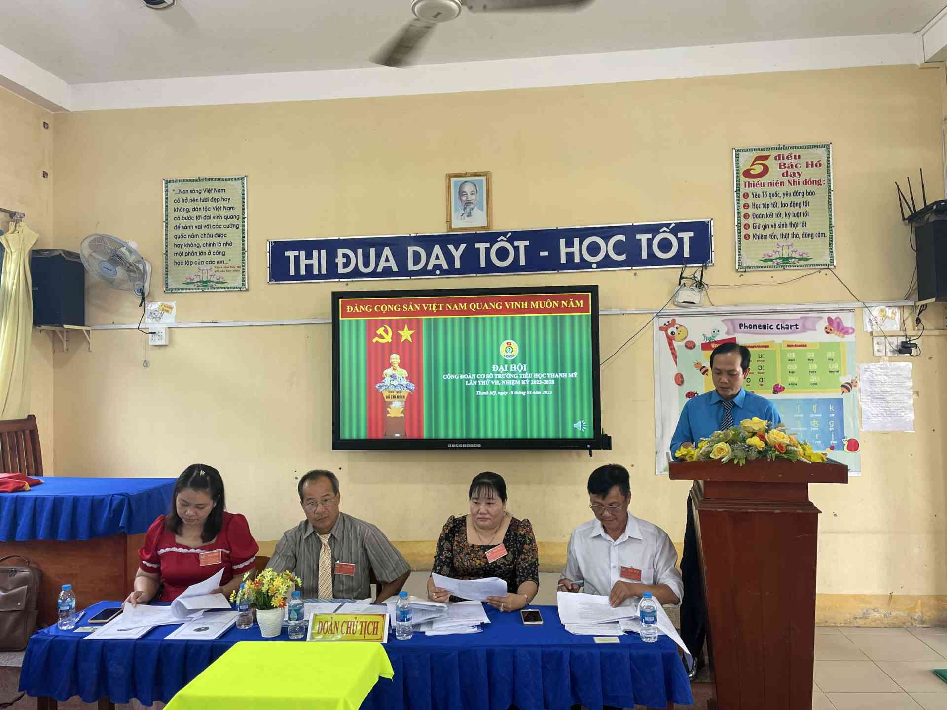 Đồng chí Võ Văn Đổi, Chủ tịch Liên Đoàn lao động Huyện phát biểu ý kiến