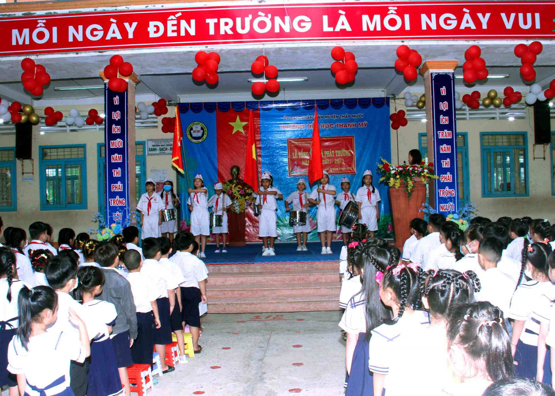 Các em học sinh làm lễ chào cờ