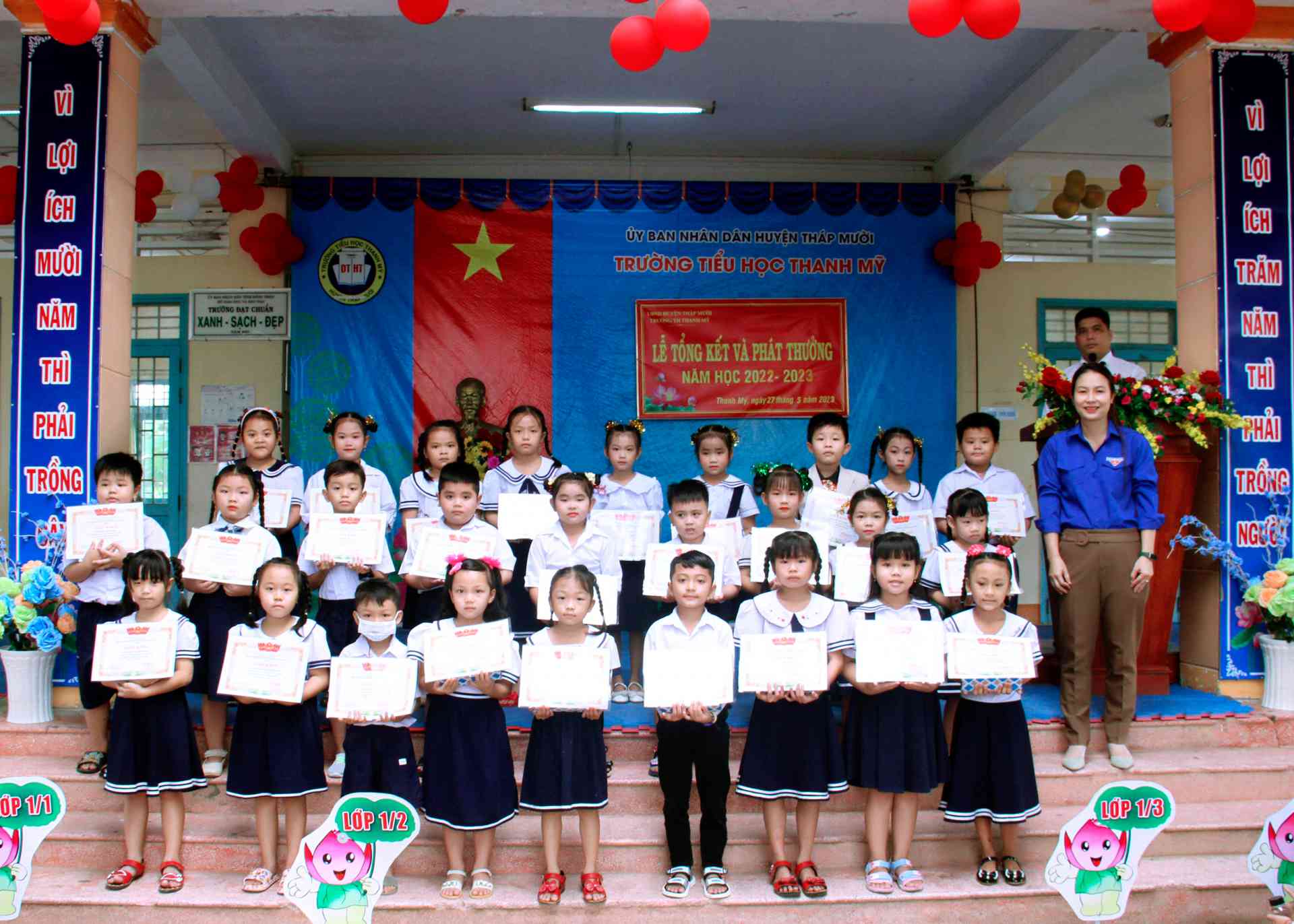Khen thưởng cho các em học sinh lớp 1 đạt thành tích HS Xuất sắc.