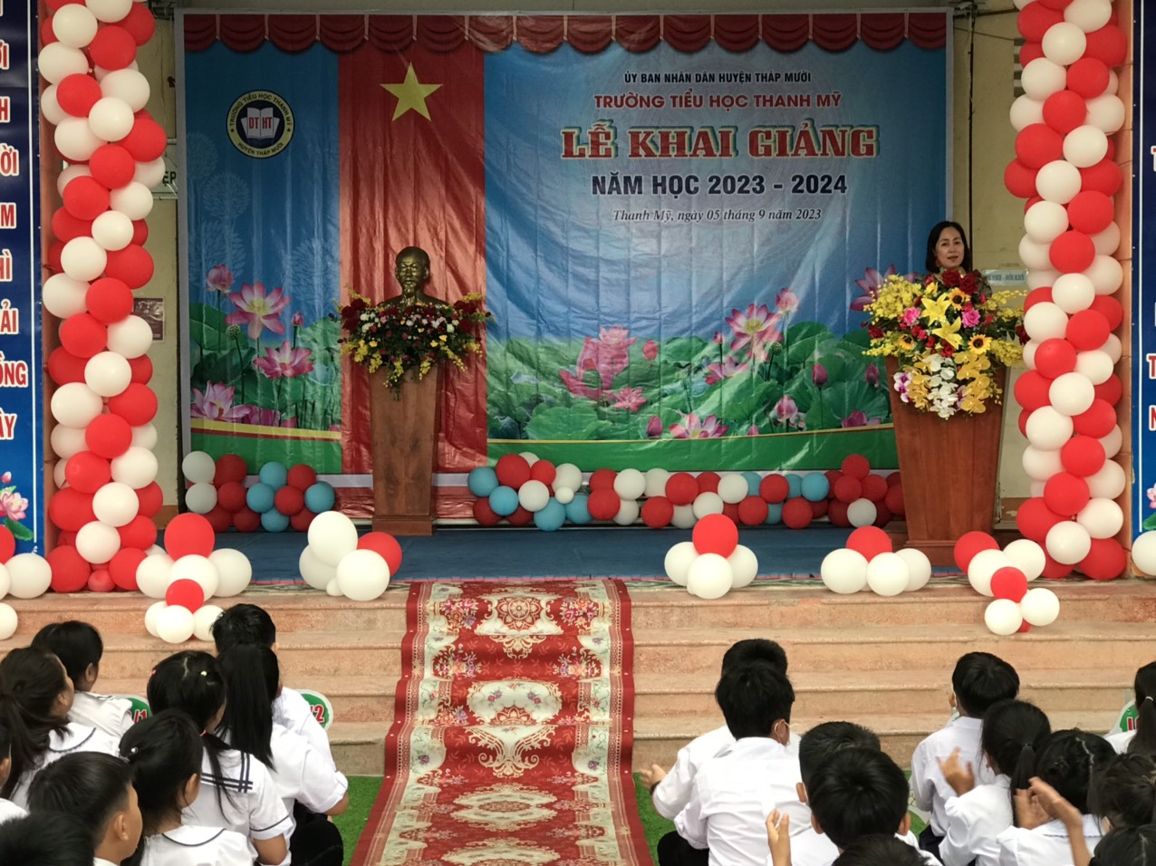 Cô Võ Hồng Hằng, Hiệu trưởng nhà trường phát biểu nhân lễ Khai giảng