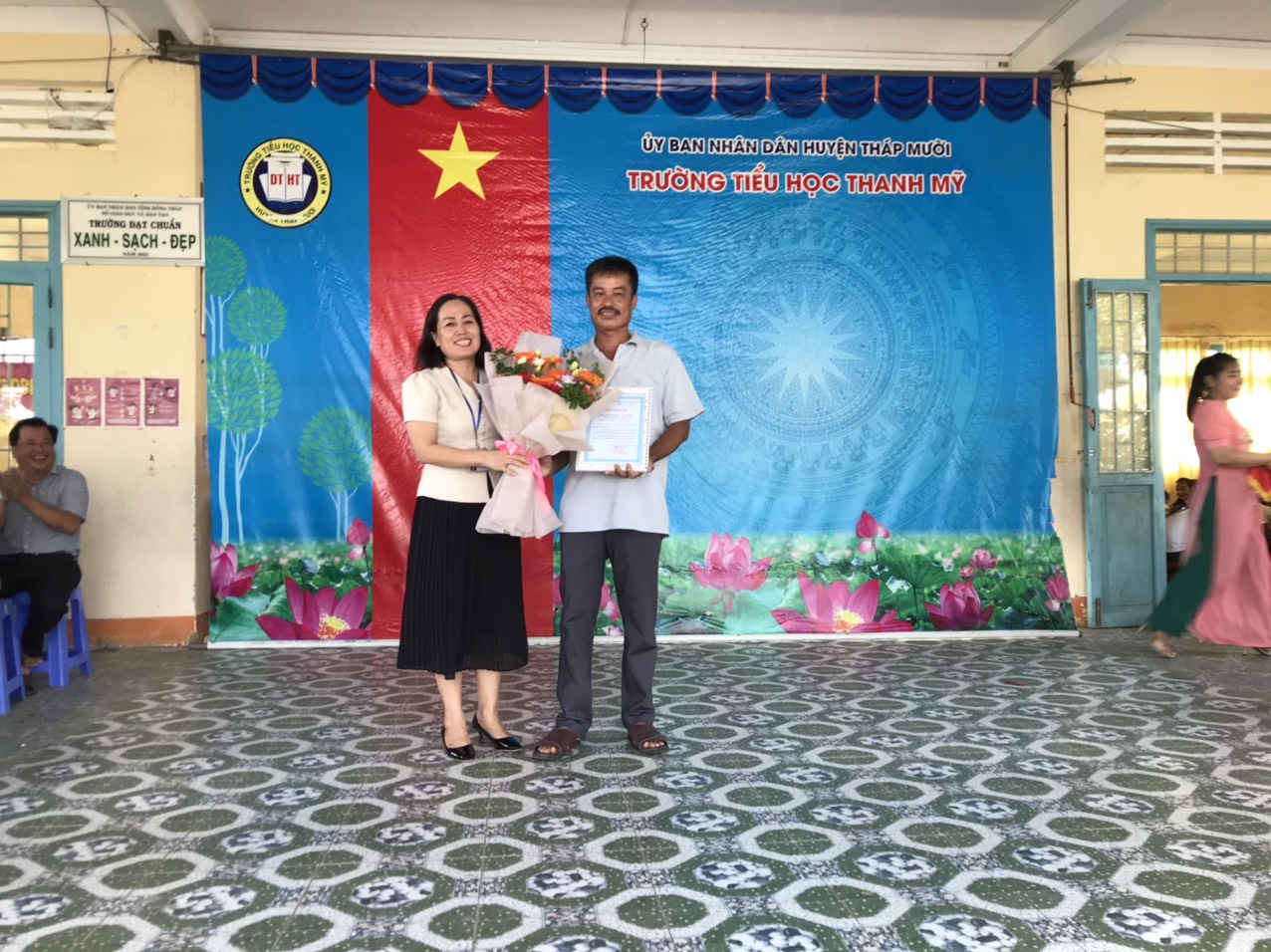Cô Võ Hồng Hằng (Hiệu trưởng) tặng hoa cảm ơn anh Nguyễn Văn Phước